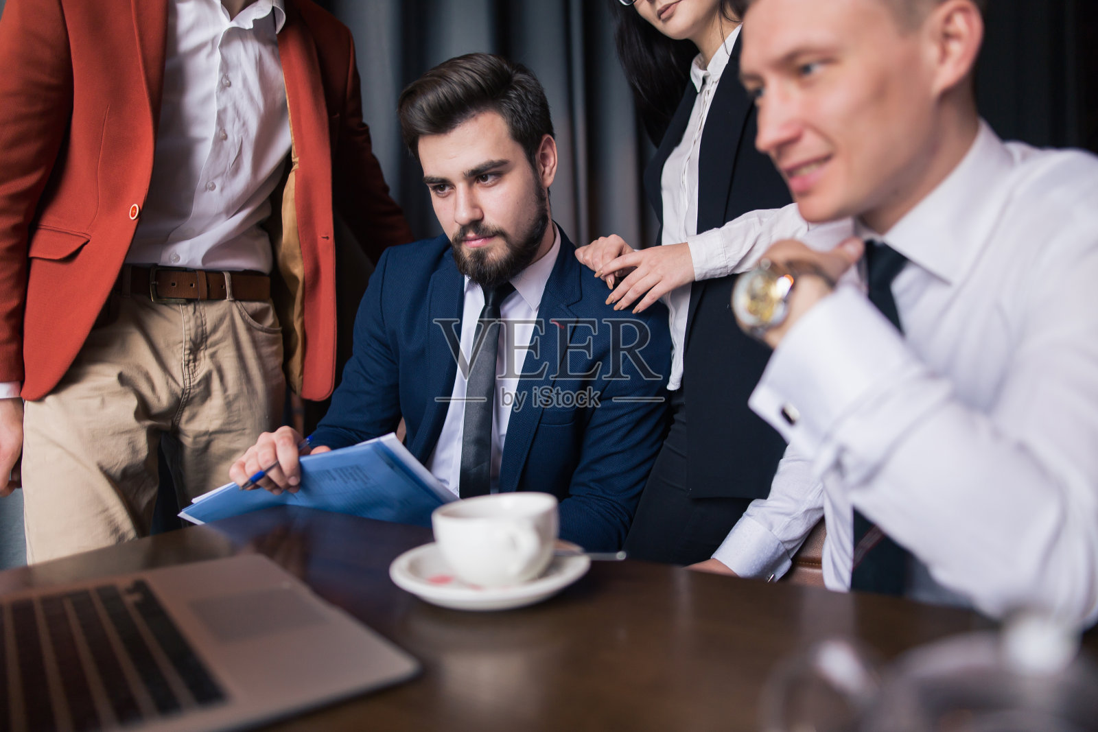 智能商业伙伴在会议中使用笔记本电脑的肖像照片摄影图片