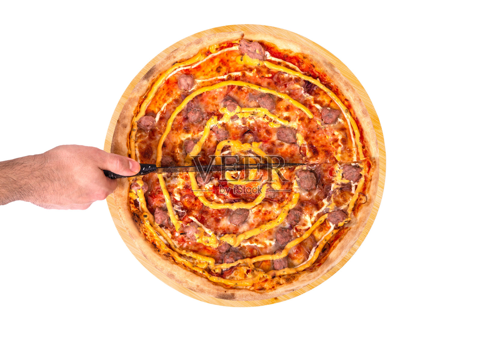 厨师用菜刀切披萨。美味的披萨配上牛肉香肠、马苏里拉奶酪、各种酱料和腌制红洋葱，放在一个木制大浅盘上，孤立在白色背景上照片摄影图片