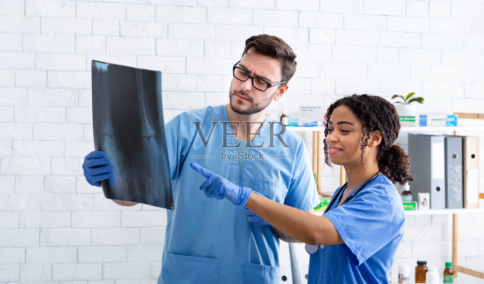 宠物服务x光。专业兽医在医院看动物x光片照片摄影图片