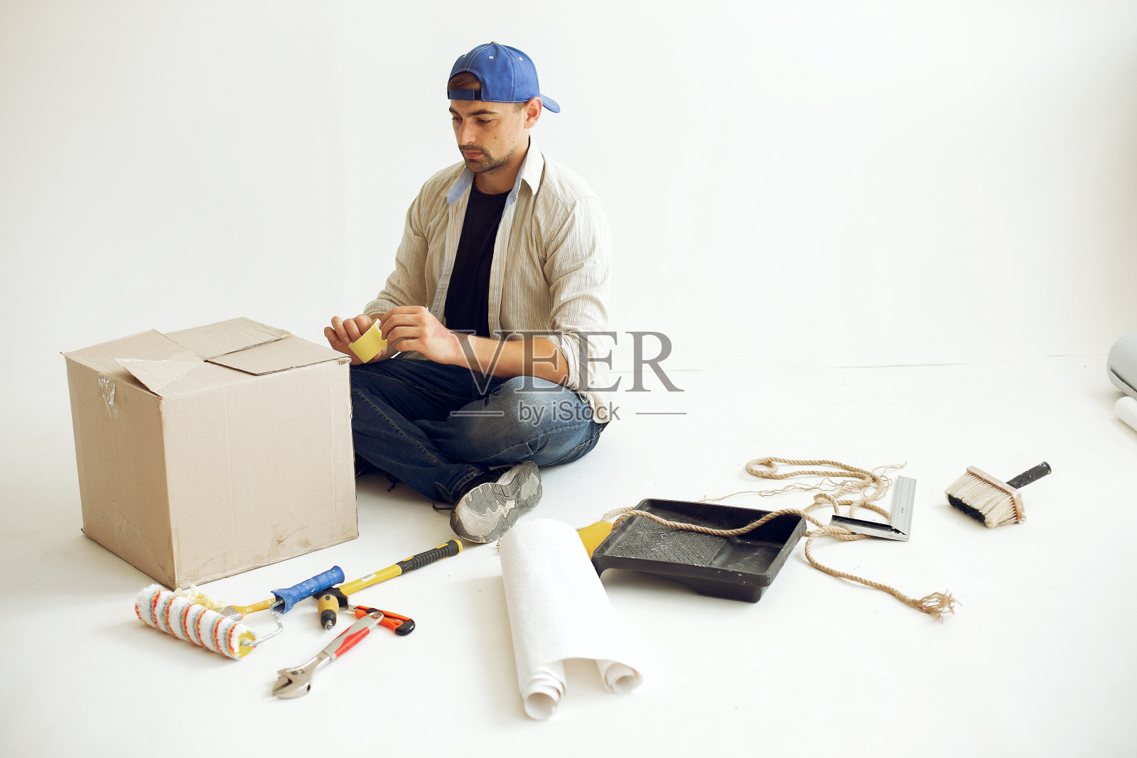 英俊的男人修理房间照片摄影图片