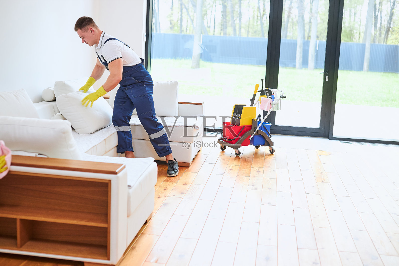 清洁工男性清洁皮沙发照片摄影图片