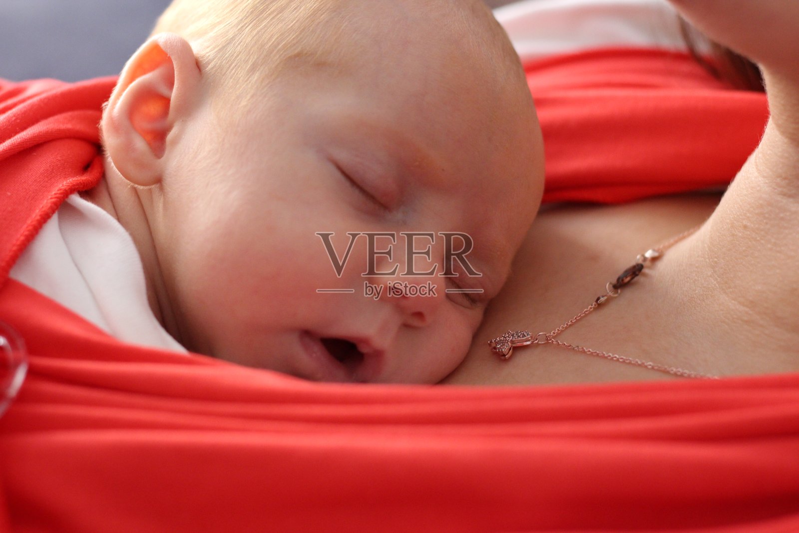 小女婴在妈妈的胸口上睡觉照片摄影图片