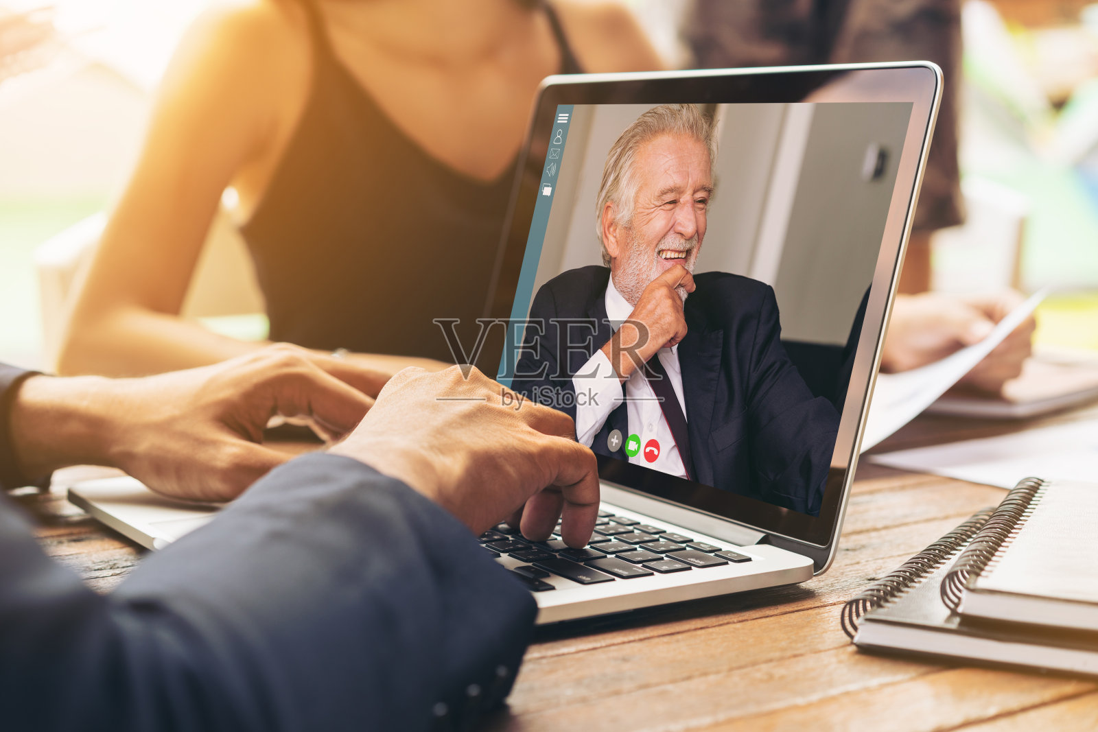 视频通话组商务人员会议在虚拟的工作场所或远程办公室照片摄影图片