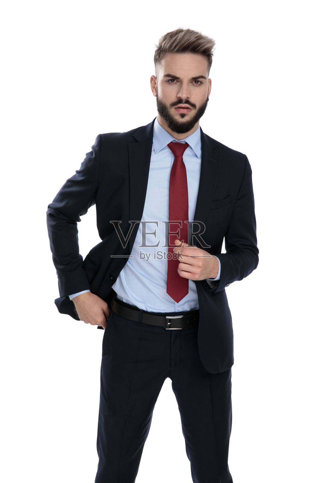 迷人的年轻商人把手伸进口袋照片摄影图片