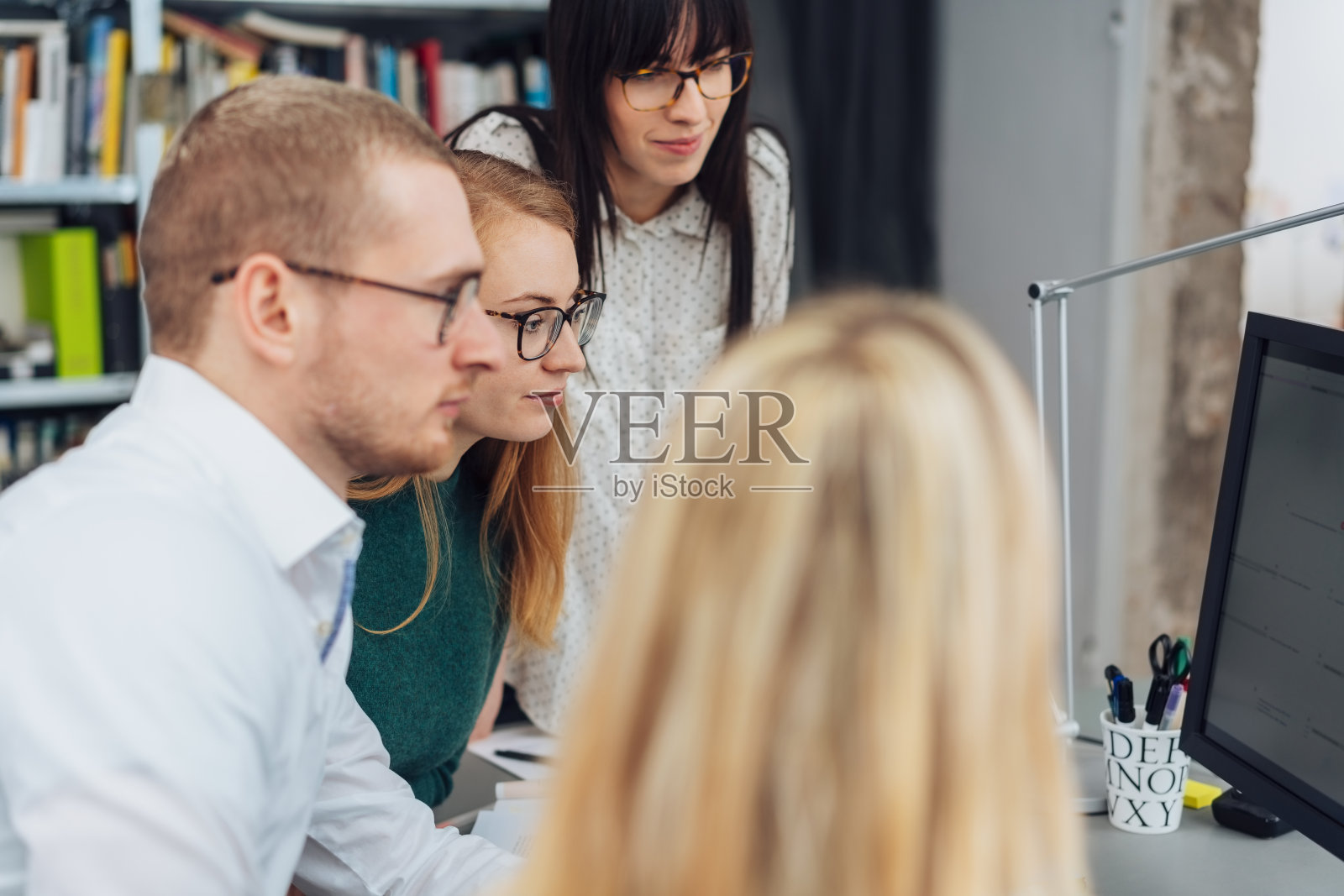一群年轻人在看电脑屏幕照片摄影图片