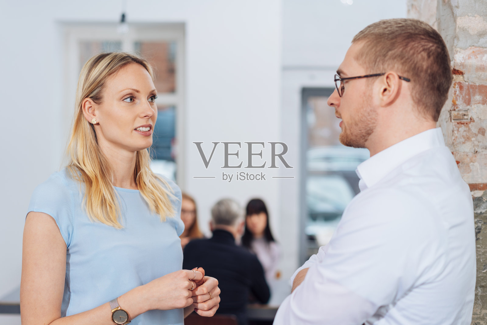 年轻的女商人正在讨论照片摄影图片