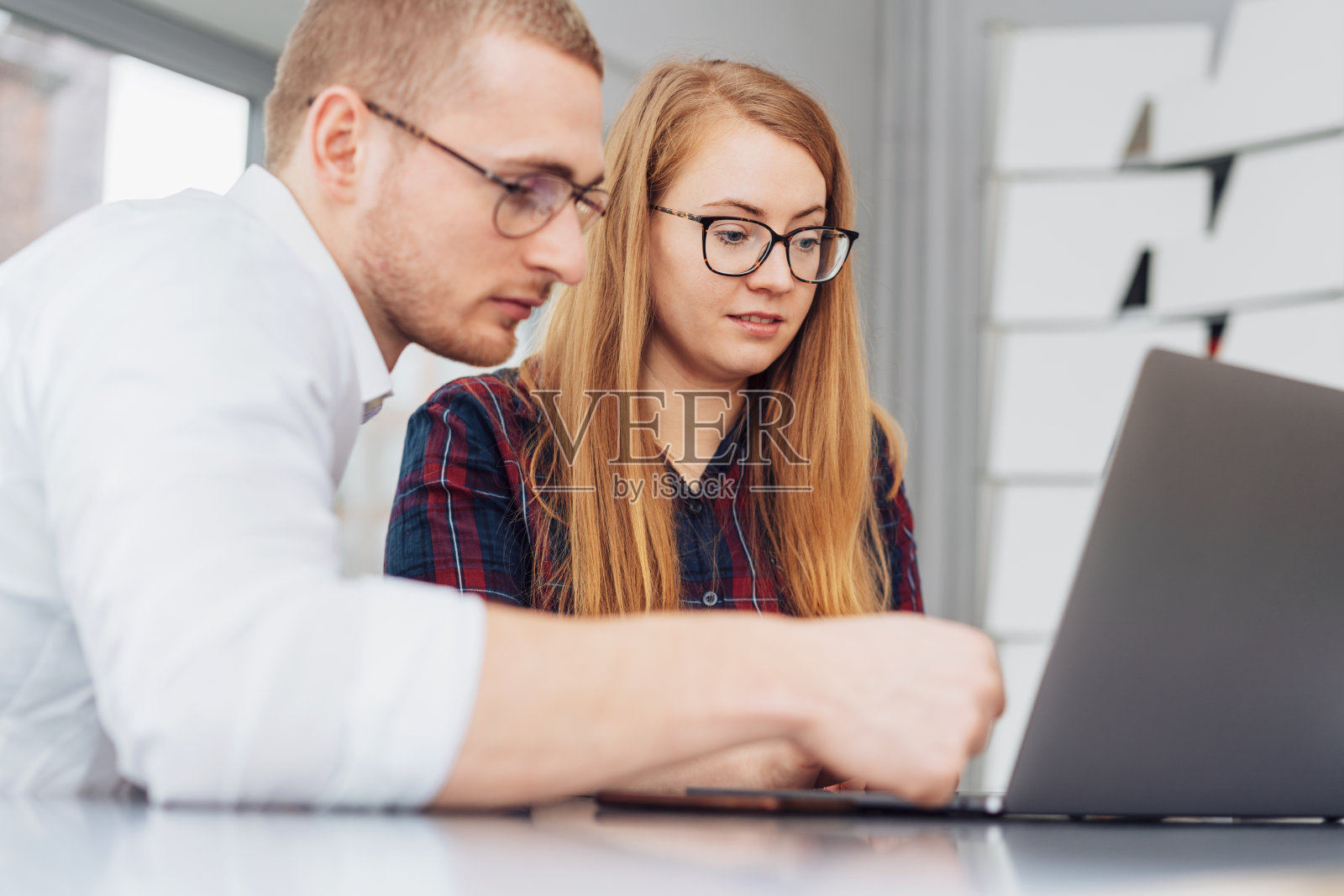 两个同事在用笔记本电脑工作照片摄影图片