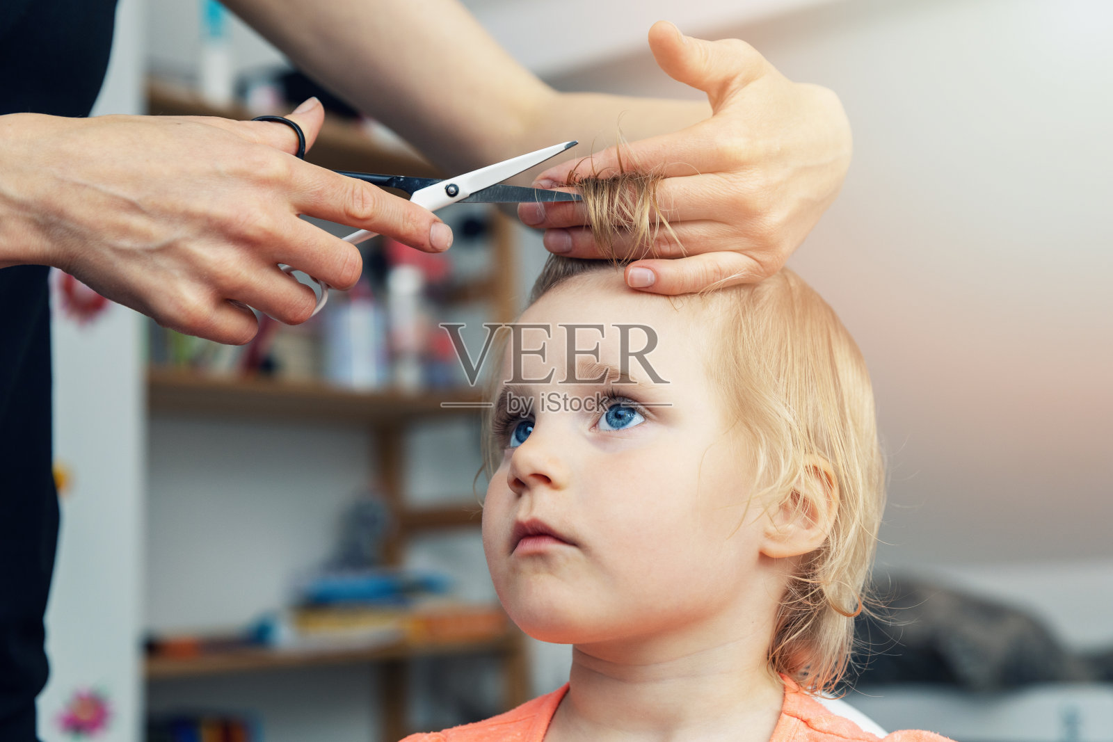 妈妈在家里给孩子理发照片摄影图片
