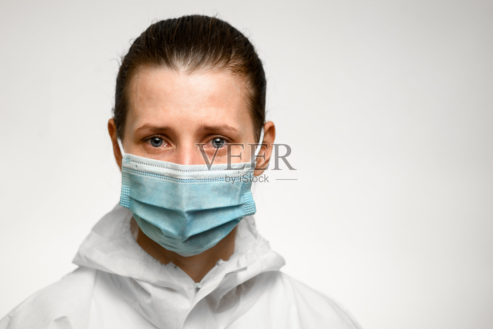 疫情期间接诊大量患者后疲惫的医务人员照片摄影图片