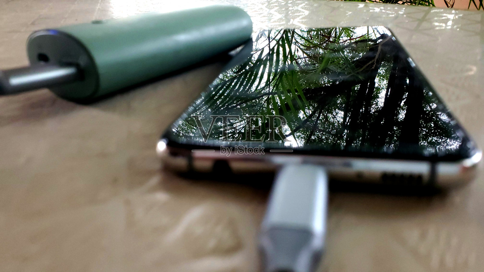 模糊的手机在外面用电源充电照片摄影图片