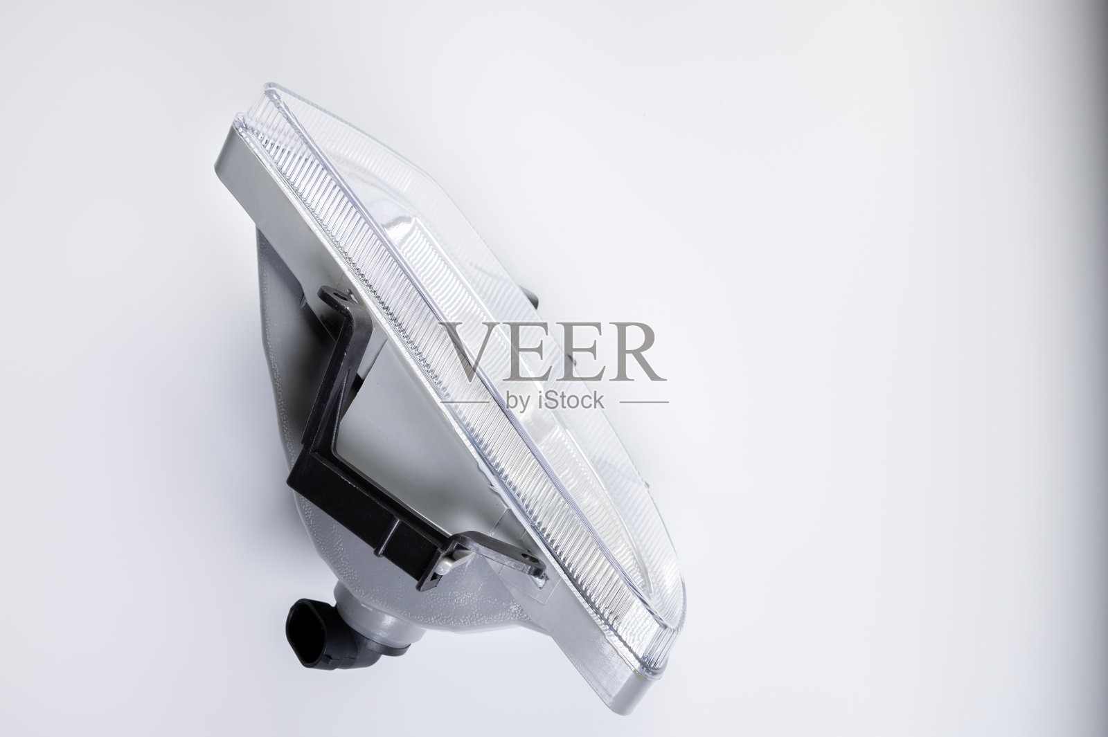 汽车零部件。在灰色渐变背景上附加雾灯的住房照片摄影图片