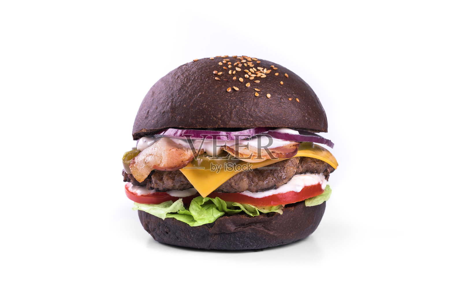 黑汉堡，白背景上的甘汉堡。餐厅的菜。美味的甘堡配培根，牛肉，奶酪，西红柿，沙拉，洋葱，墨西哥胡椒照片摄影图片
