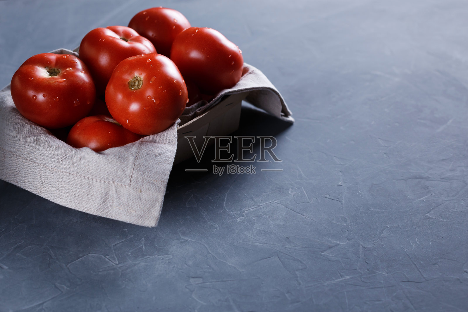 灰色背景上的成熟番茄照片摄影图片