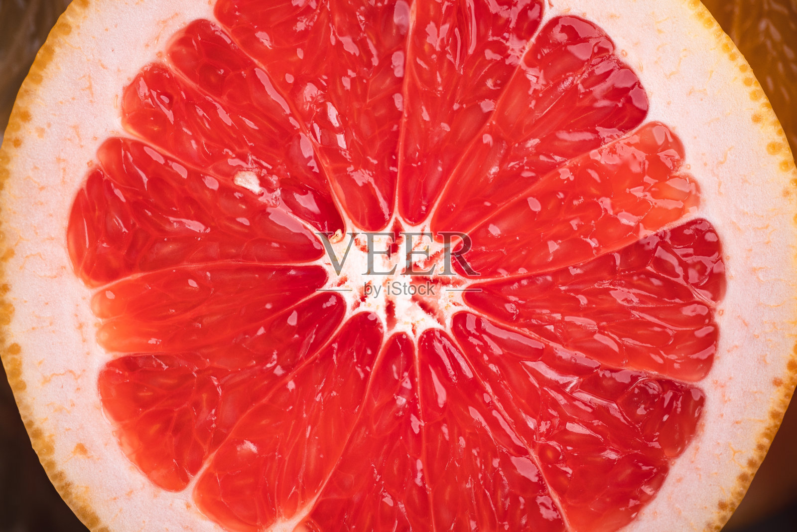 画室里白木背景上的葡萄柚片照片摄影图片