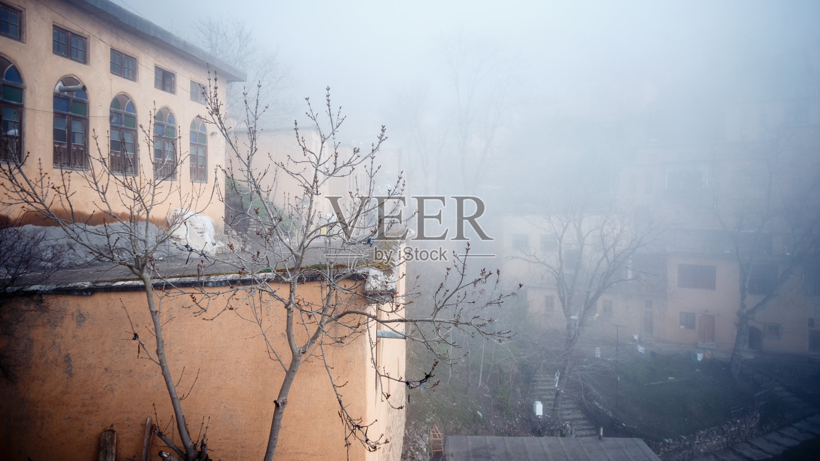 伊朗吉兰省马苏莱山村的雾气清晨照片摄影图片