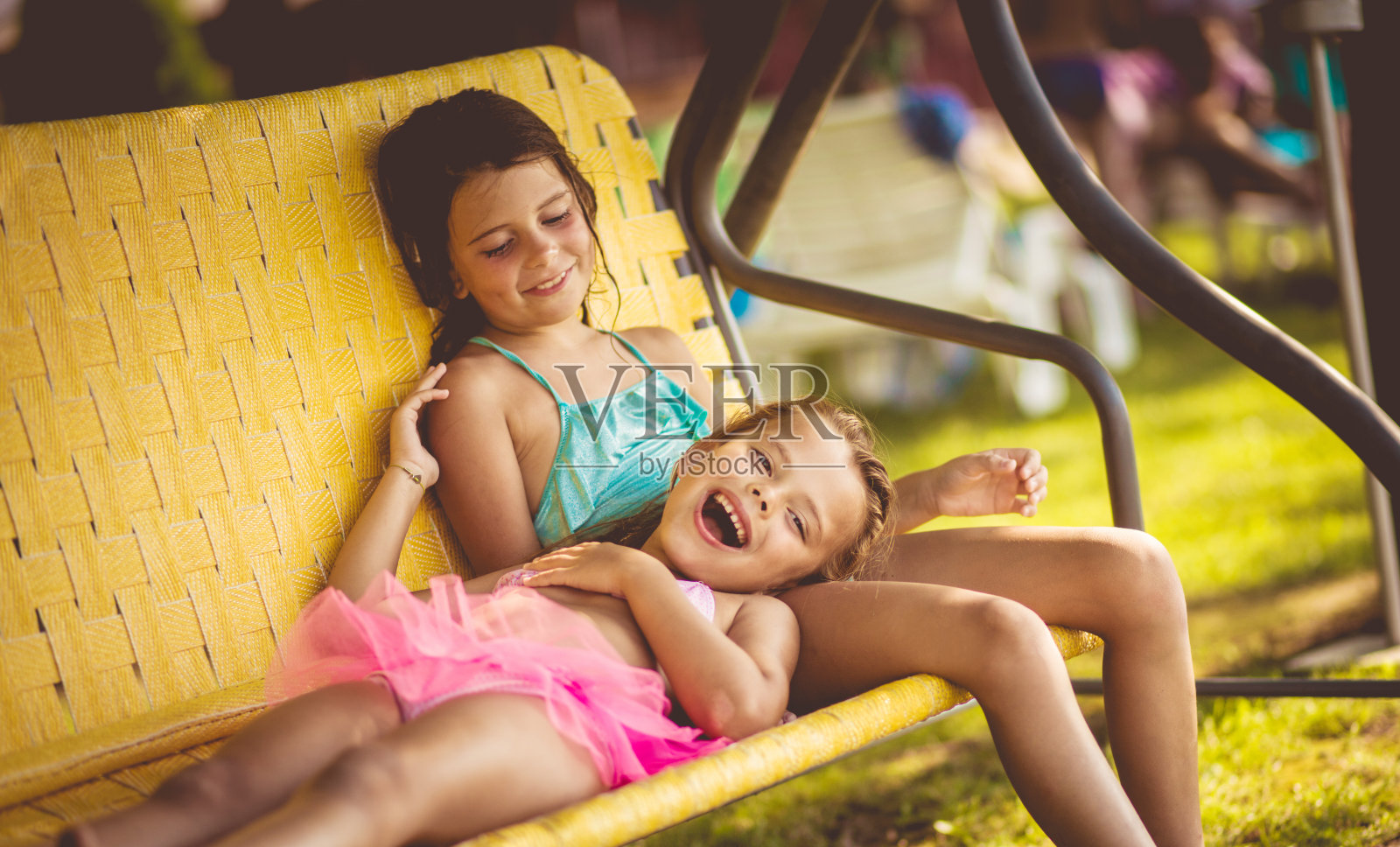 妹妹是有趣的。照片摄影图片