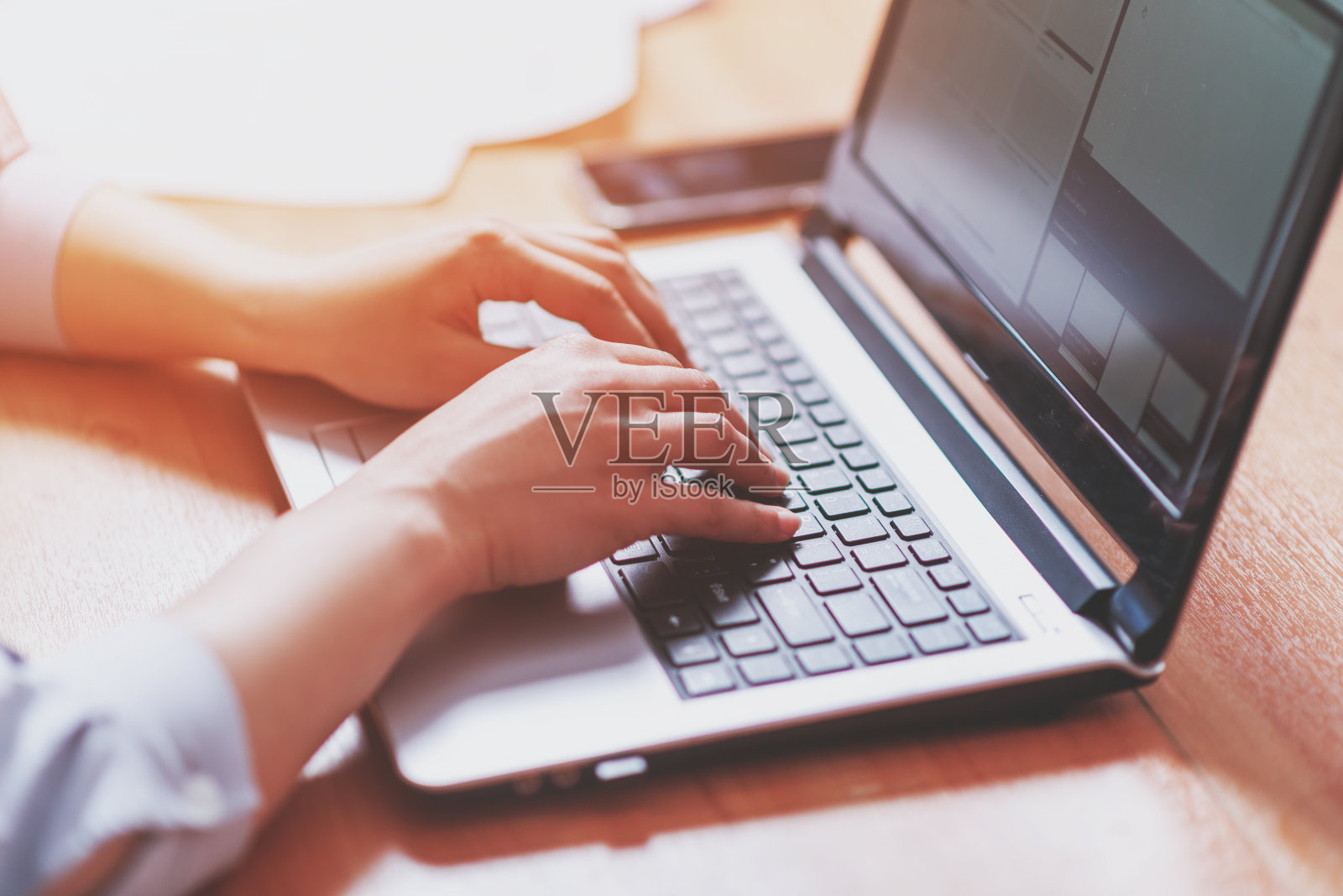 在家庭办公室工作的女人把手放在键盘上照片摄影图片