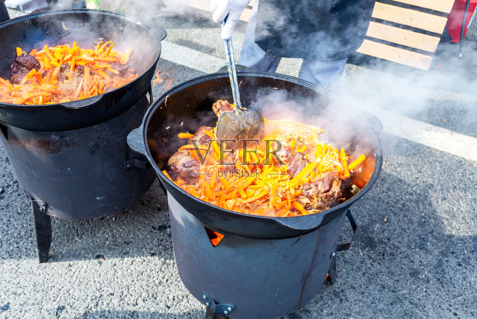 用大锅烹煮可口的传统食物照片摄影图片