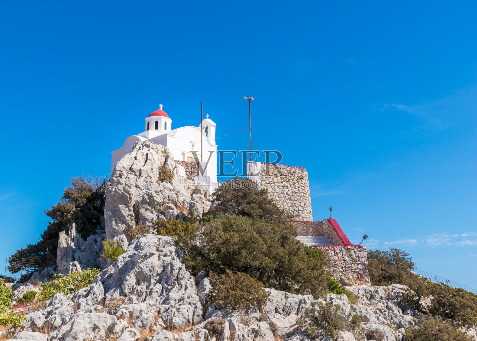 希腊卡尔帕索斯岛庇加迪亚附近的悬崖上，带有红色小圆顶的Agia Kyriaki白色教堂照片摄影图片