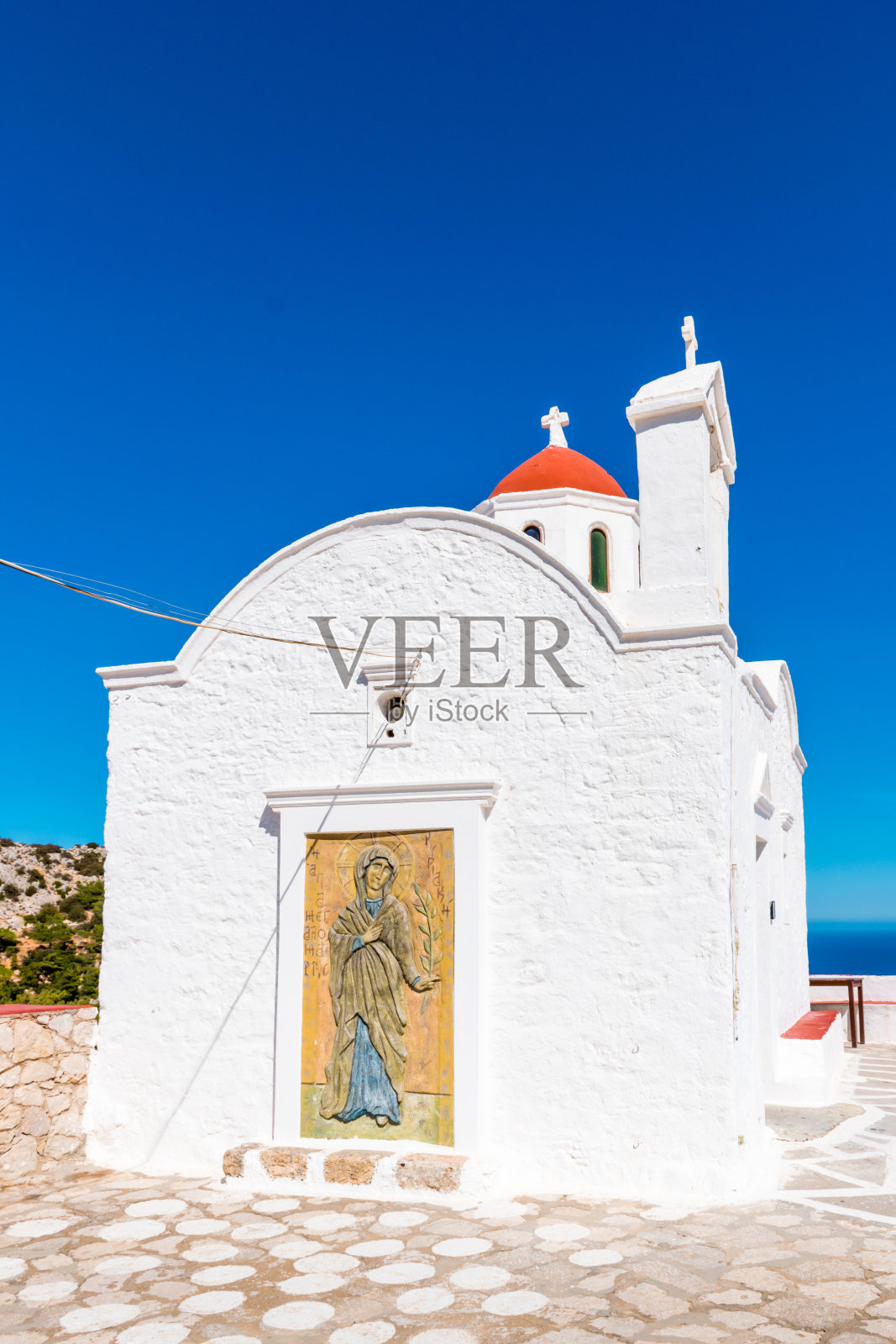 希腊卡尔帕索斯岛庇加迪亚附近的悬崖上，带有红色小圆顶的Agia Kyriaki白色教堂照片摄影图片