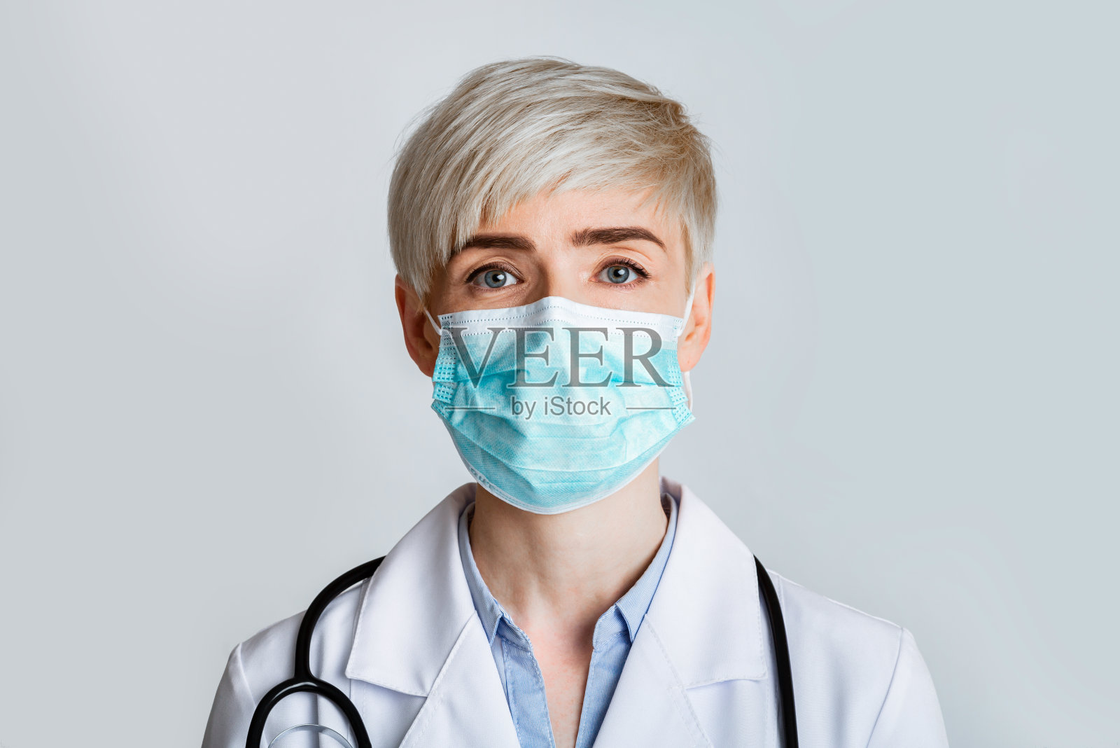 健康医学理念。肖像友好的治疗师在保护面具，近距离照片摄影图片