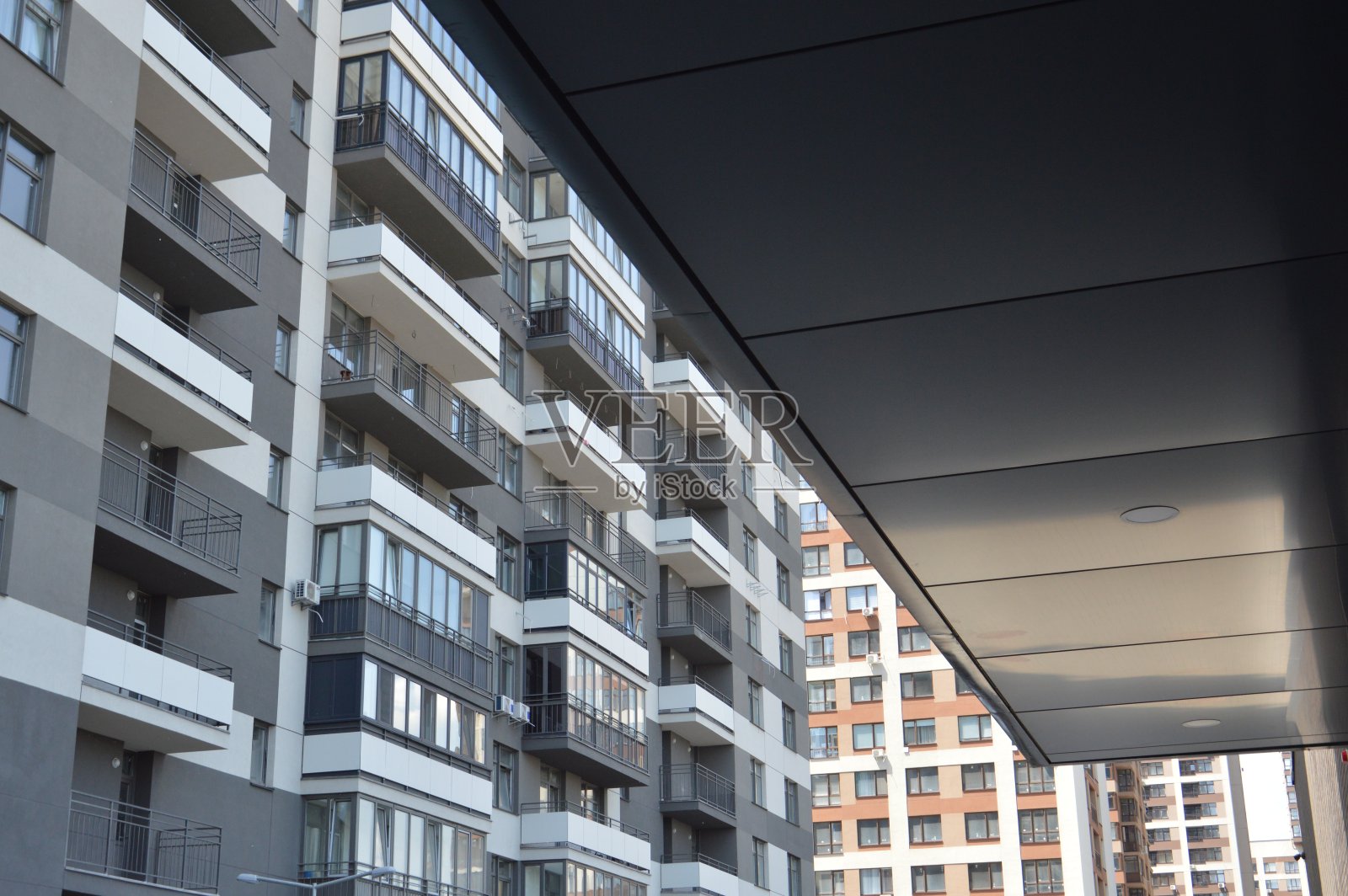 小区内新建住宅建筑和小区内的基础设施照片摄影图片