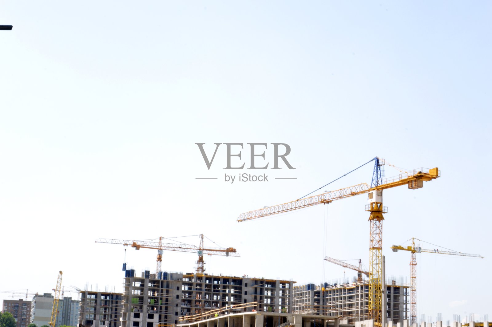 小区内新建住宅建筑和小区内的基础设施照片摄影图片