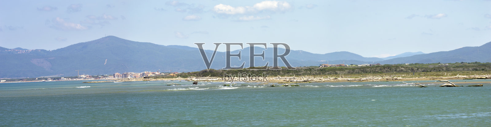 意大利Tuscany Grosseto marremma, Principina一匹母马，海岸全景，背景是Tirli, Marina di Grosseto, Vetulonia和Principina一匹母马照片摄影图片