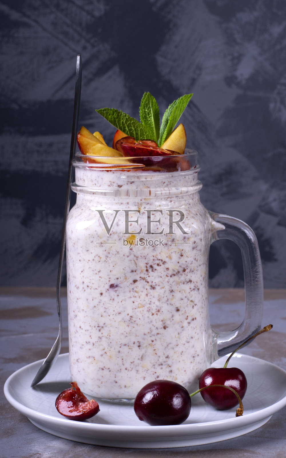 隔夜牛奶燕麦片，油桃，樱桃和巧克力片照片摄影图片