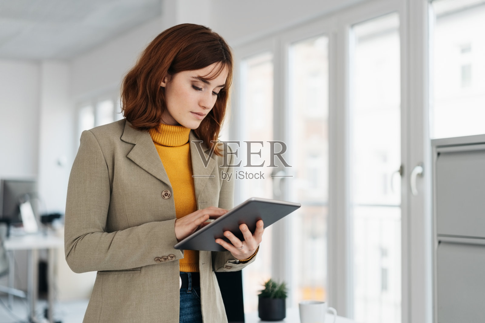 有思想的年轻女商人在用平板电脑照片摄影图片