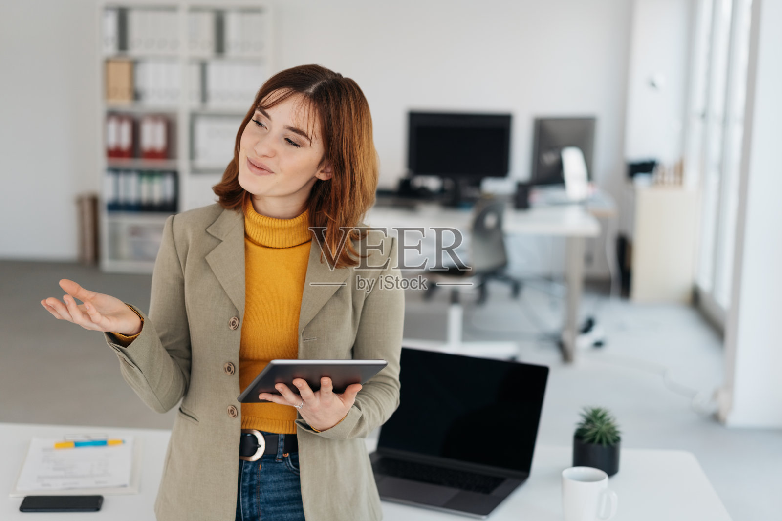 年轻的女商人正在谈话照片摄影图片