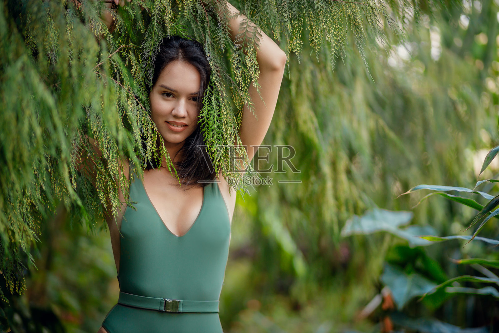 年轻美丽的模特围绕着绿色新鲜的植物照片摄影图片