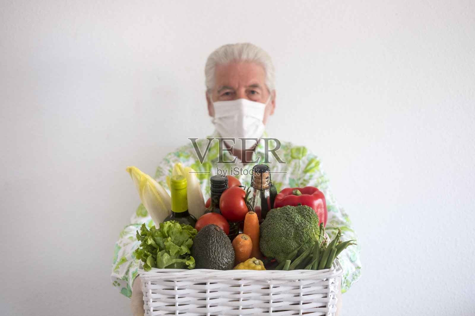 为因Covid-19冠状病毒大流行而被隔离的人准备的装在篮子里的食物和饮料送到家中。呆在家里的概念照片摄影图片