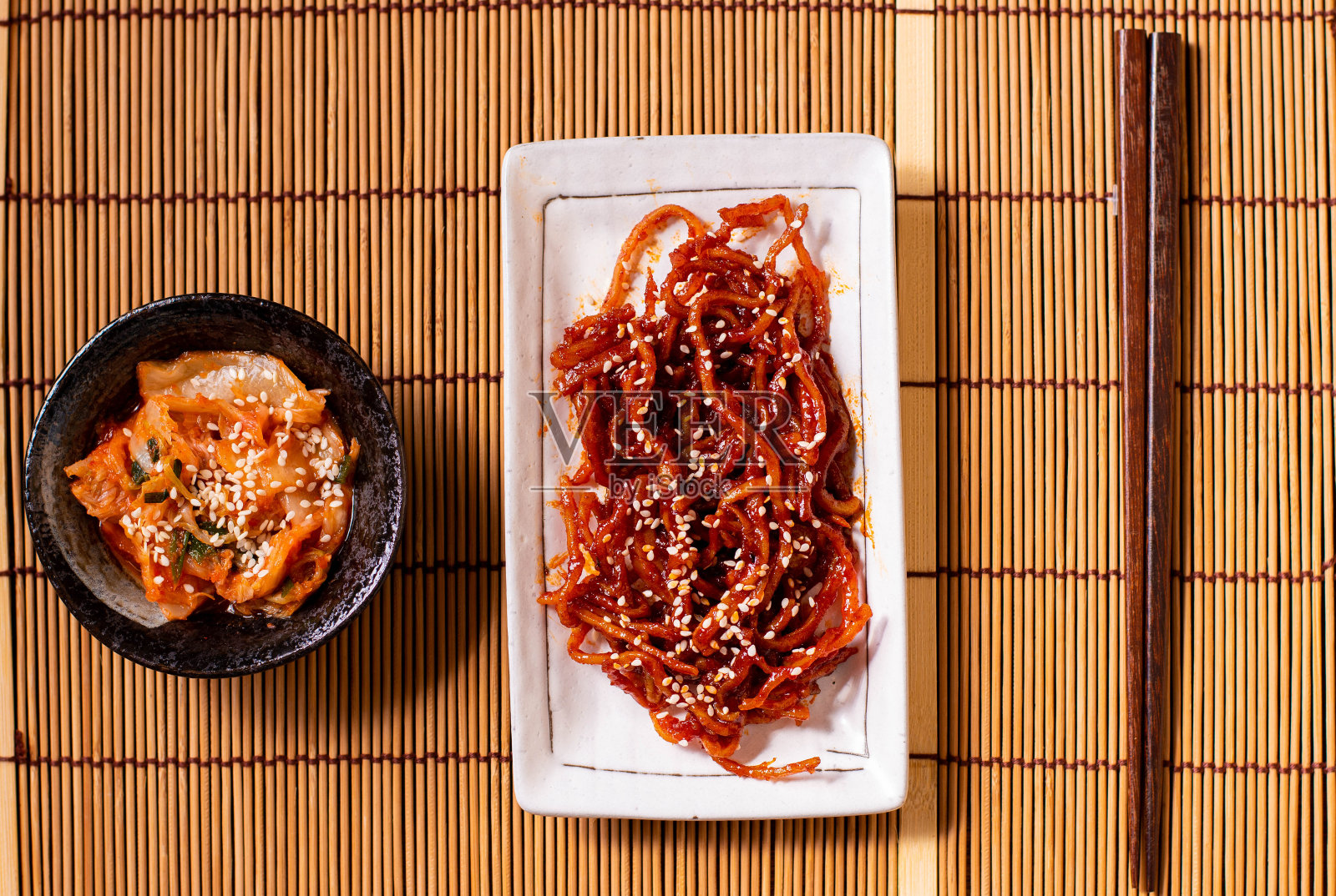 干鱿鱼丝和泡菜放在木桌上照片摄影图片