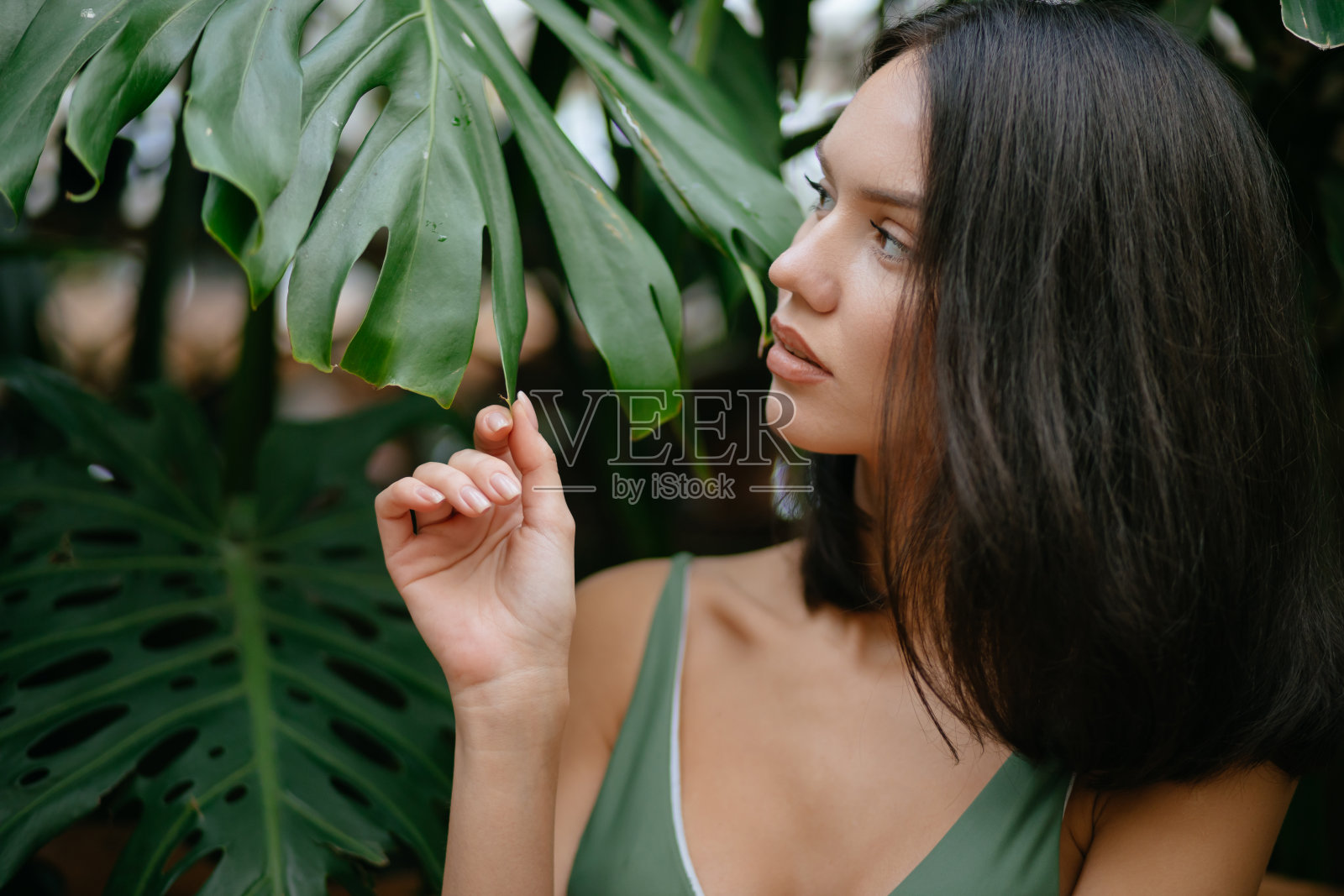 热带雨林中的美女照片摄影图片