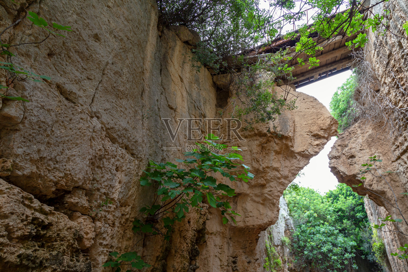 提图斯隧道是在土耳其安塔基亚贝西克里凿成岩石的古罗马水道照片摄影图片
