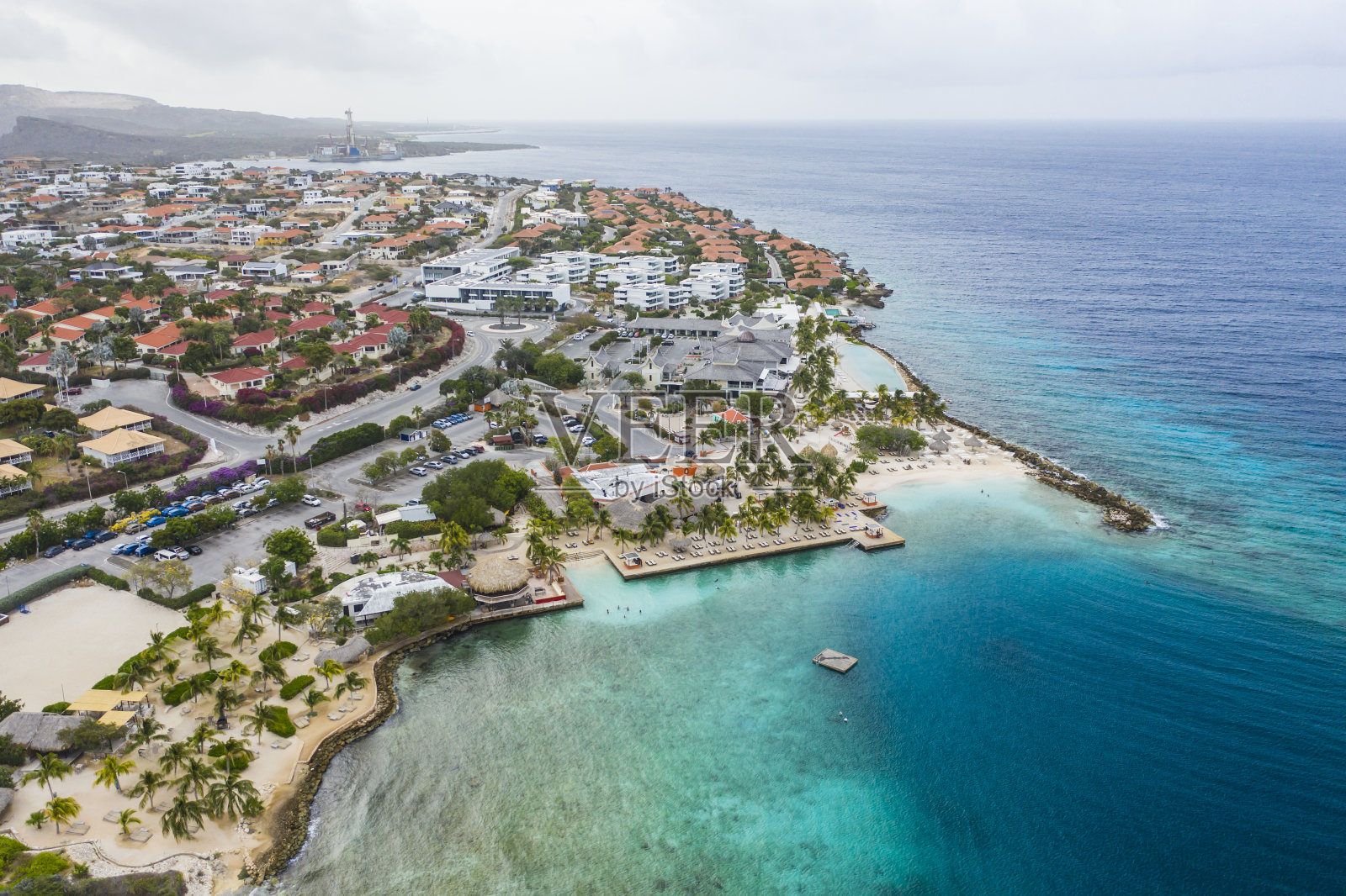 鸟瞰图库拉索海岸在加勒比海与绿松石的水，悬崖，海滩和美丽的珊瑚礁照片摄影图片
