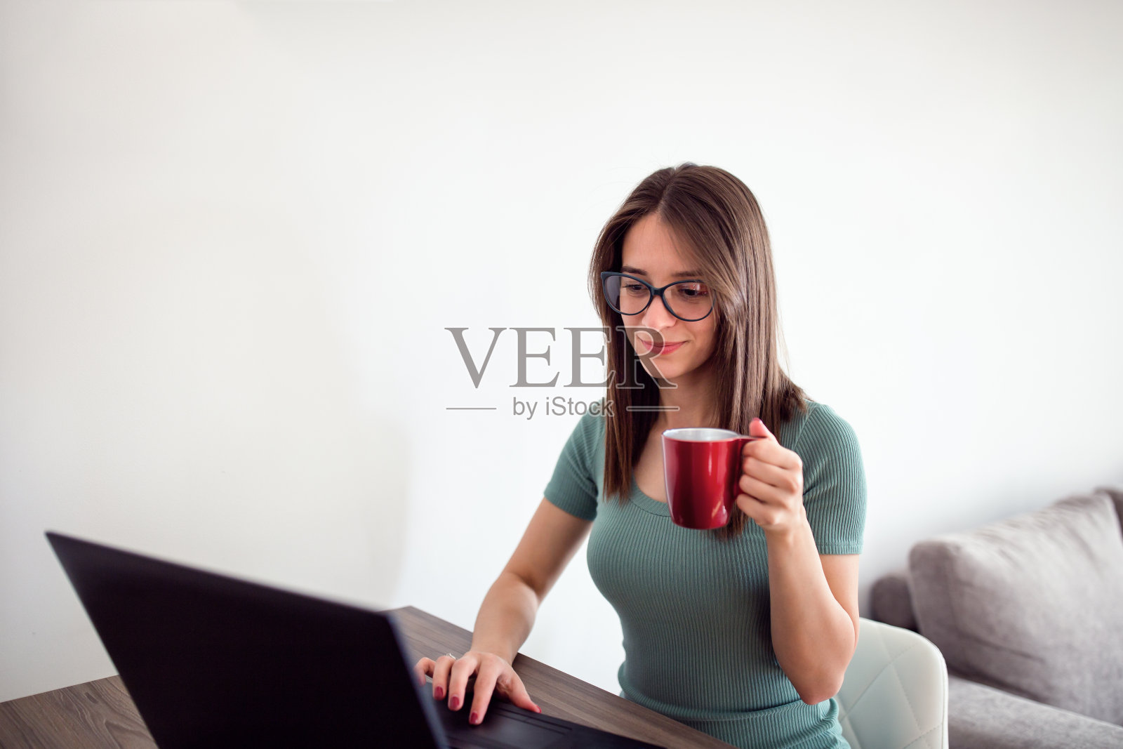 在家工作的妇女照片摄影图片