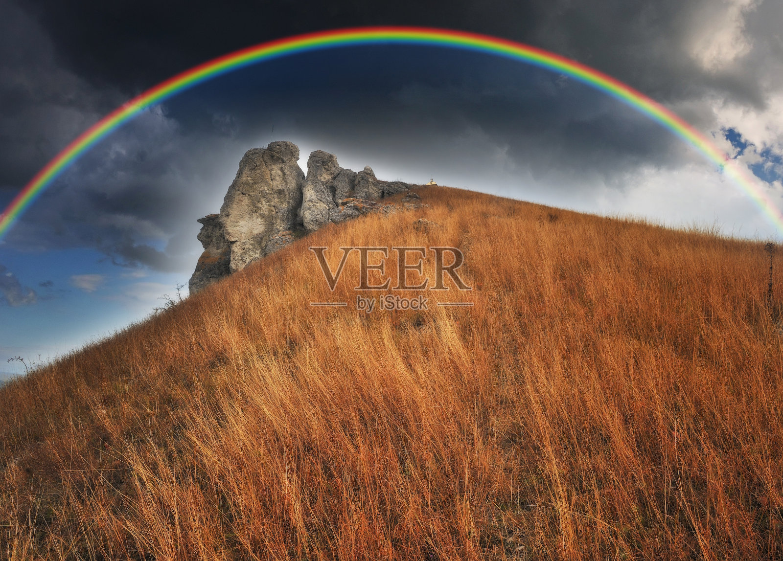 彩虹和云彩在岩石之上照片摄影图片