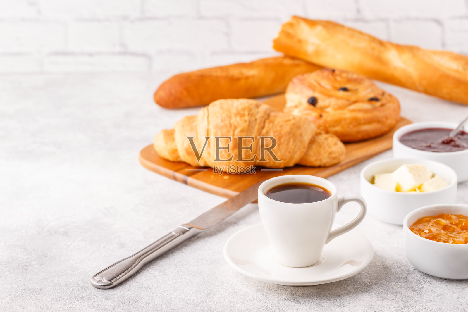 早餐，咖啡和牛角面包，选择性专注照片摄影图片