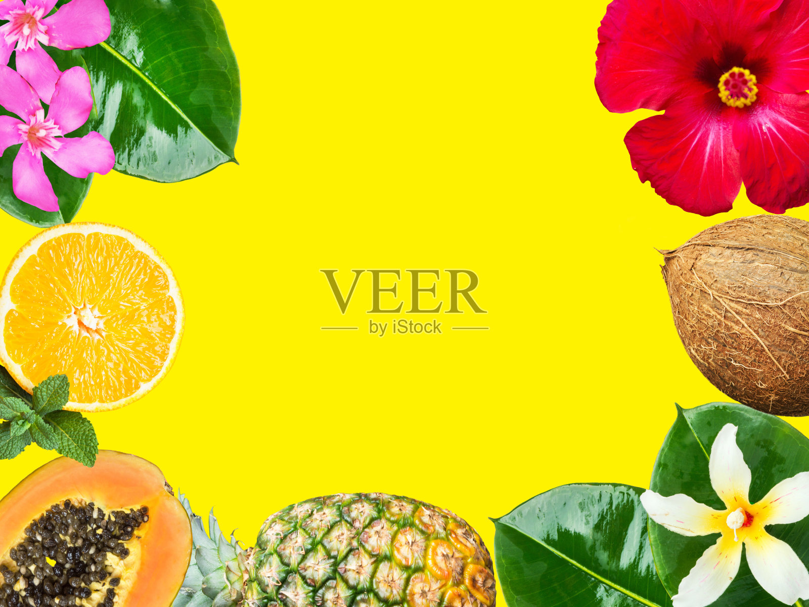 成熟的木瓜，橙子片，薄荷，椰子，菠萝，紫红色的木槿花，绿色的棕榈叶在明亮的黄色背景。热带水果自然照片摄影图片