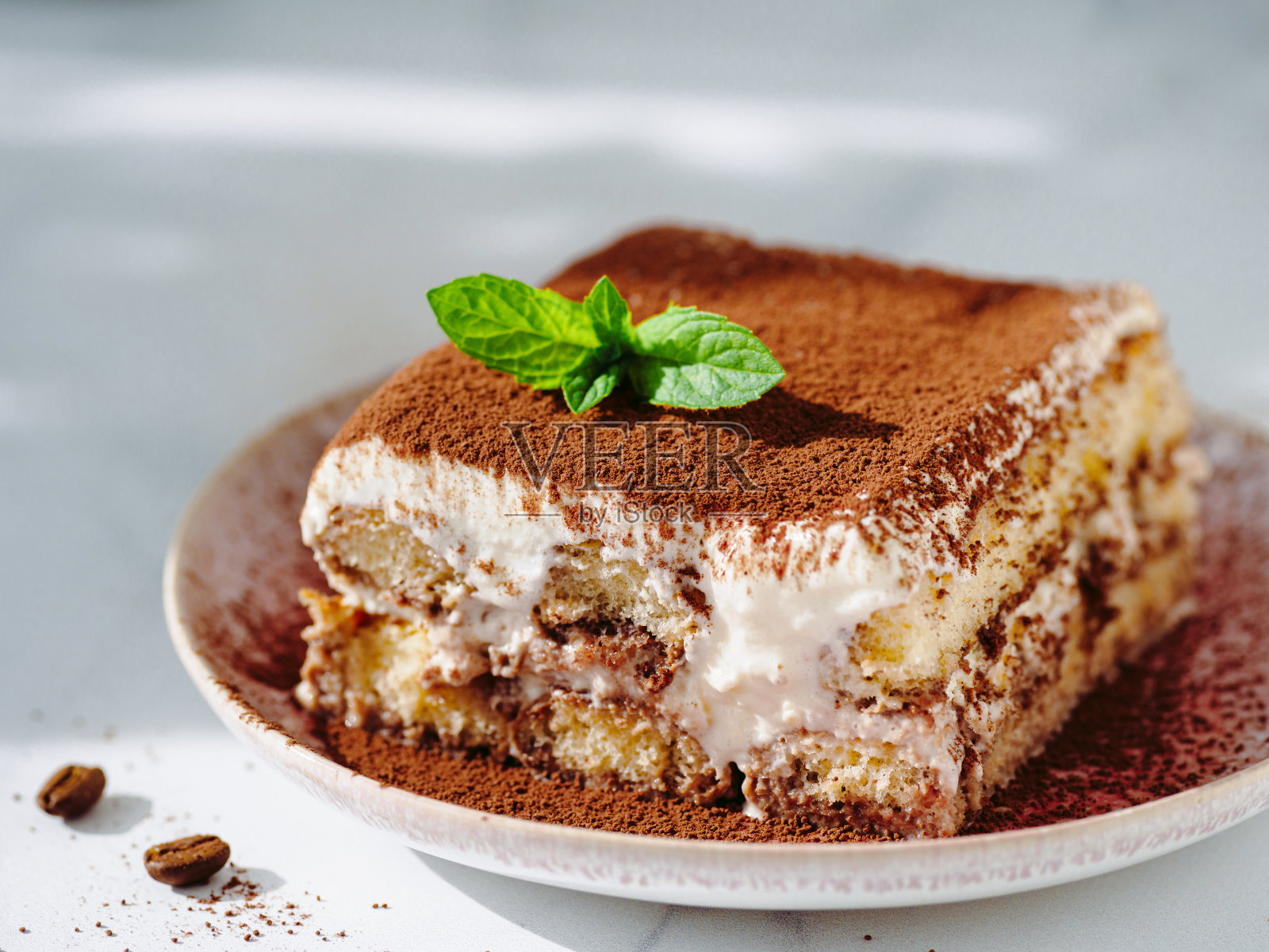 薄荷提拉米苏蛋糕照片摄影图片