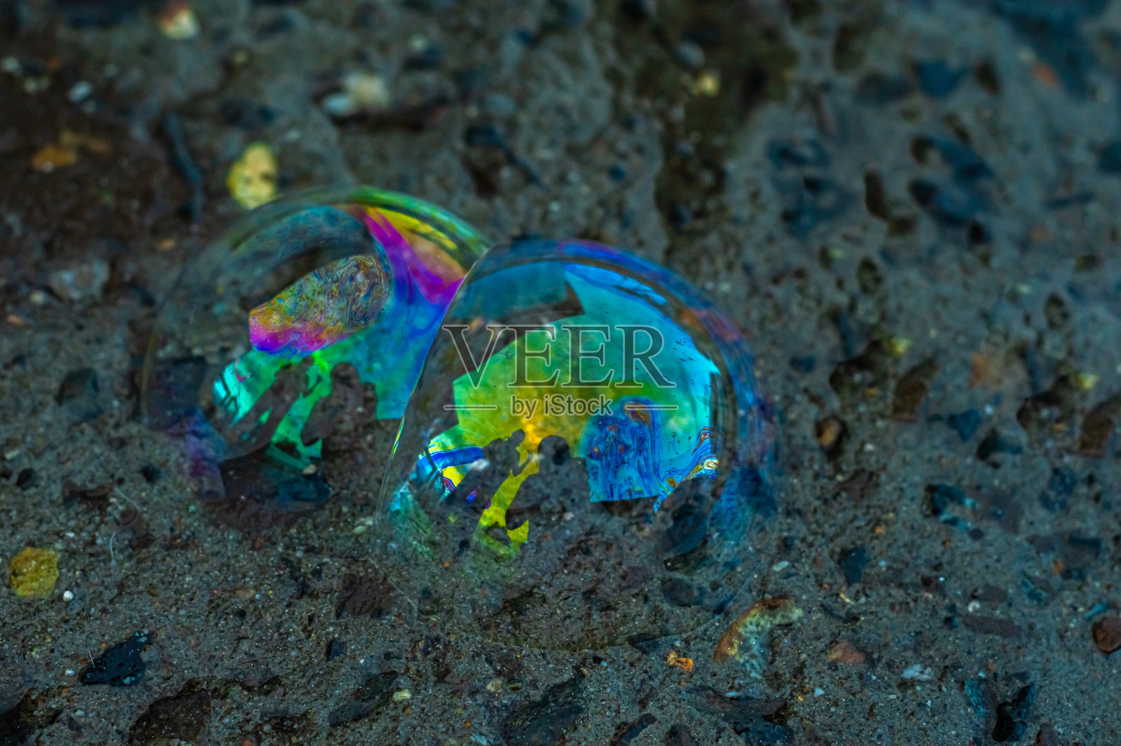 肥皂泡落在沥青上照片摄影图片