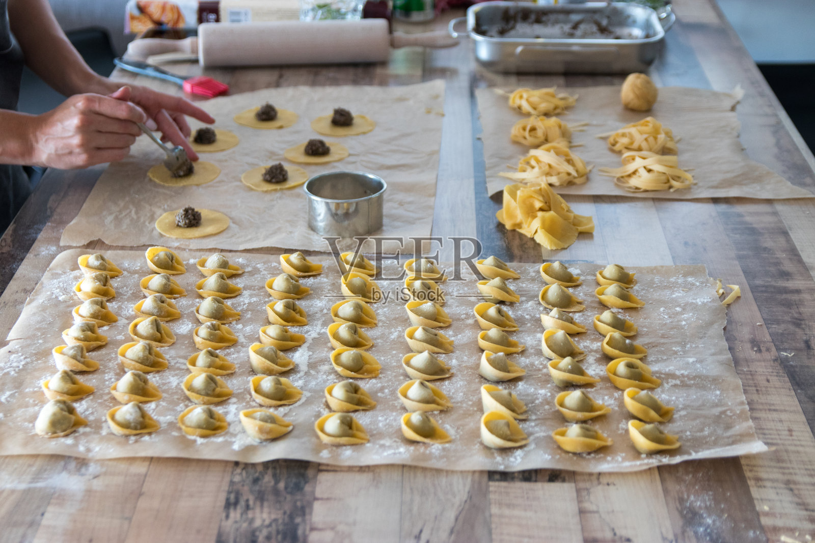 做饺子的女人照片摄影图片