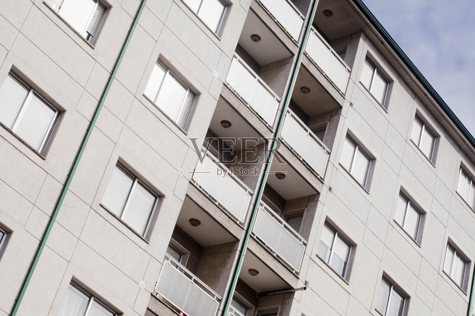 公寓建筑立面，个人视角。照片摄影图片