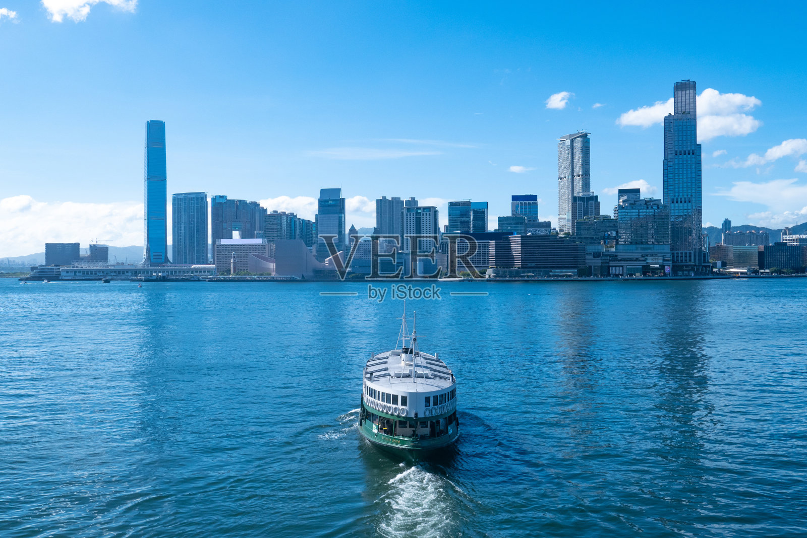 天星小轮在多云的天空与著名的香港岛天际线照片摄影图片