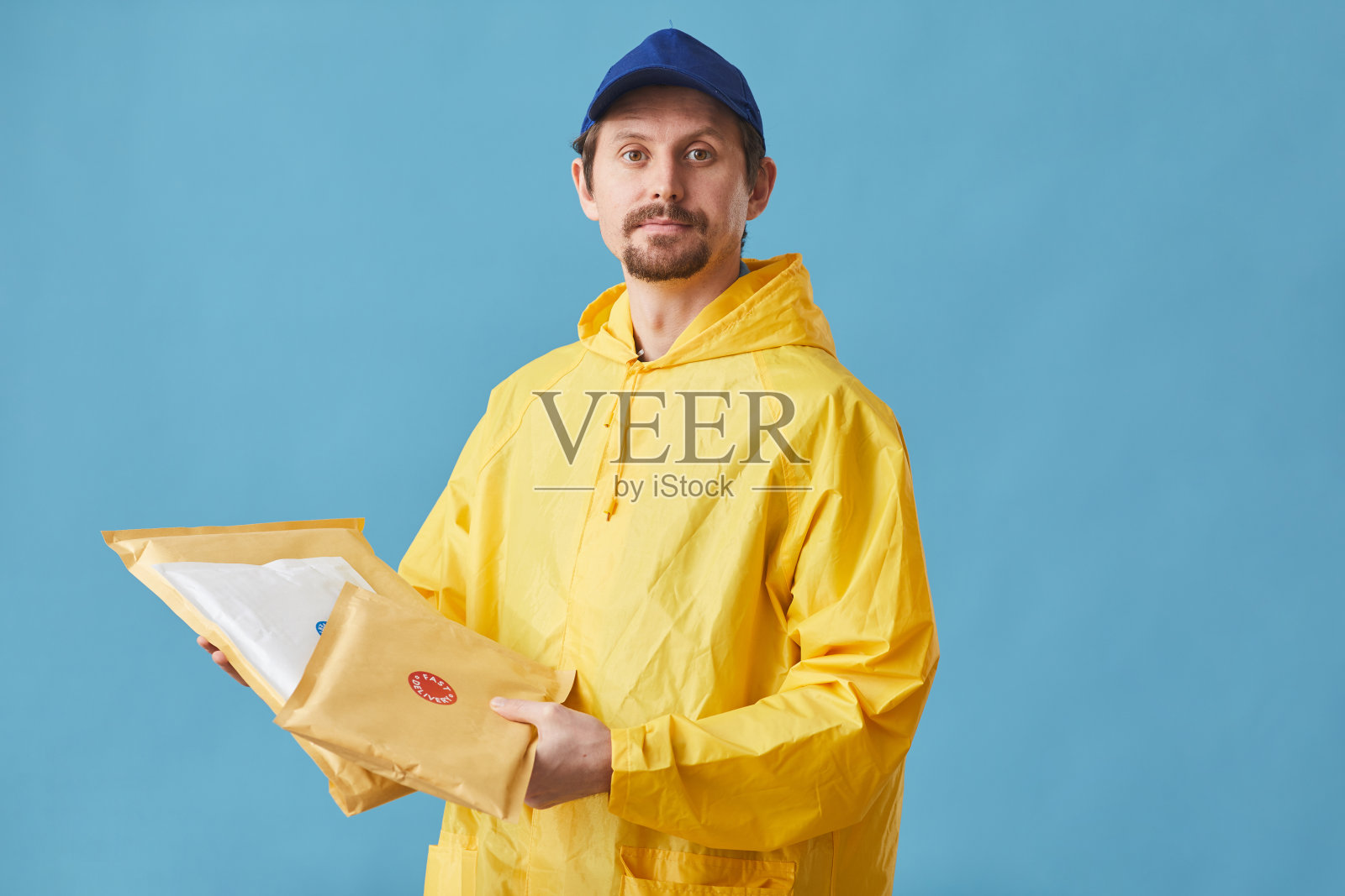 邮递员送邮件照片摄影图片