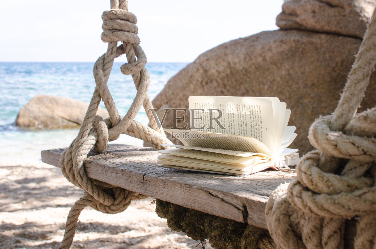 在沙滩上随风翻开书页照片摄影图片