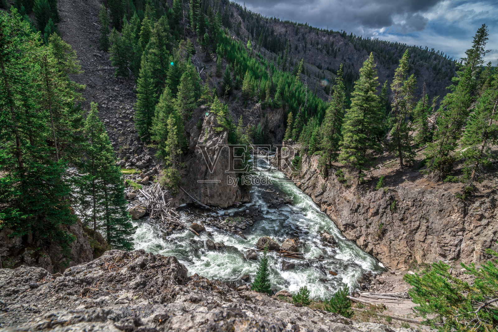 怀俄明州黄石的火洞河和瀑布照片摄影图片