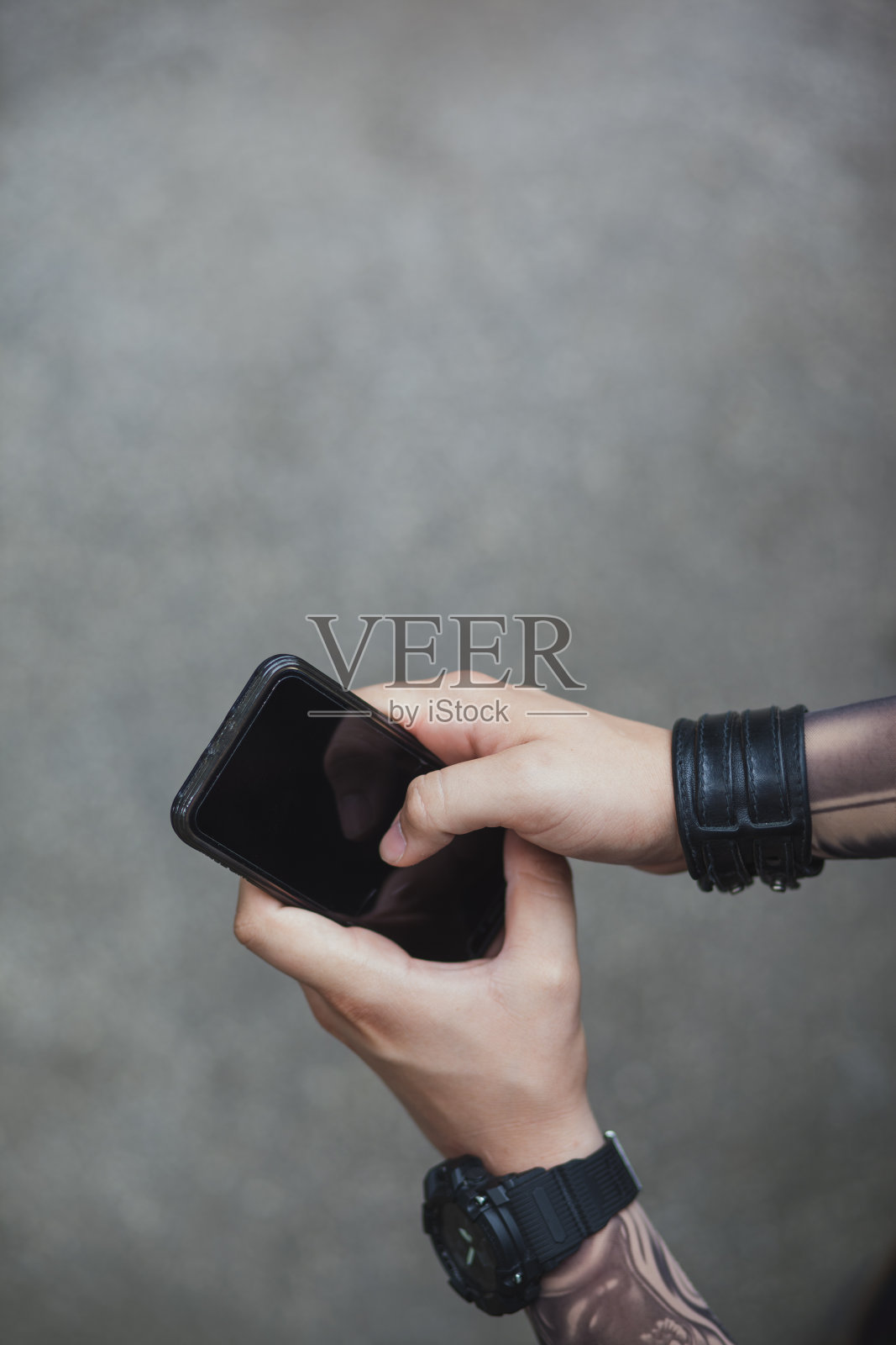 滑板者享受自由时间使用手机照片摄影图片